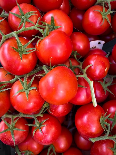 Muster der reifen frischen Tomaten Seite an Seite von oben