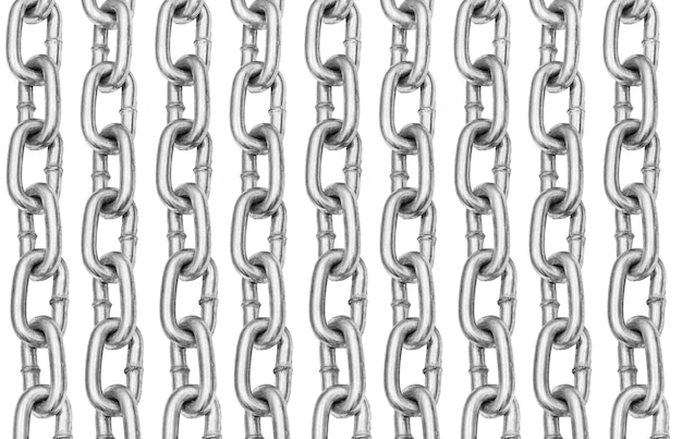 Muster vertikaler Metallketten isoliert auf weißem Hintergrund Metallstahlketten für den industriellen Einsatz