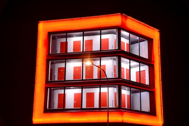 Muster von Bürogebäuden Fenster, die nachts beleuchtet werden Glasarchitektur Unternehmensgebäude