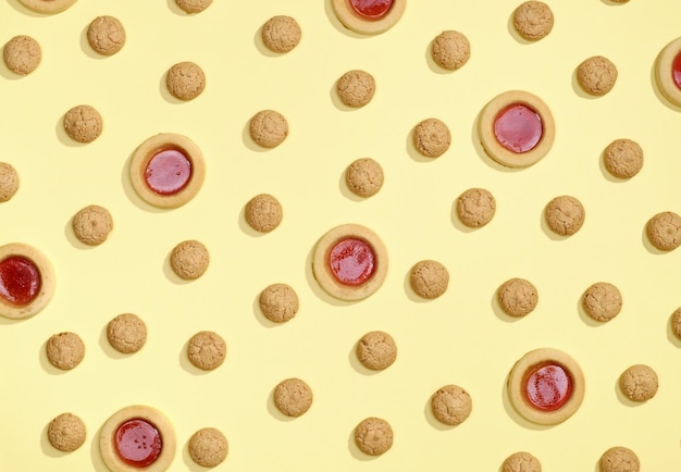 Foto muster von kekse auf gelbem hintergrund