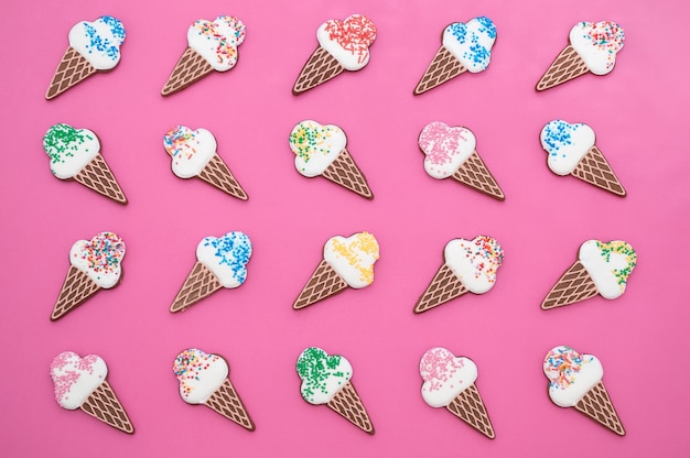 Foto muster von lebkuchen in form von eis in vaffelkegel