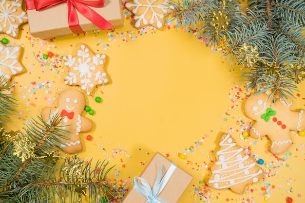 Muster von Lebkuchen in verschiedenen Formen auf gelber Oberfläche flach Draufsicht Kopienraum