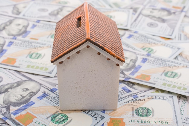 Musterhaus wird auf US-Dollar-Banknoten platziert