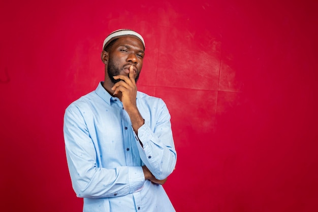 Un musulmán africano hace una oración tradicional a Dios