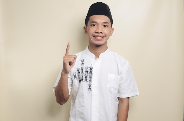 Musulmán asiático vestido con ropa musulmana rezando a Dios