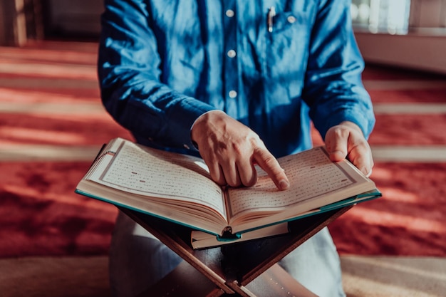 Un musulmán lee el sagrado libro islámico Quraqn en una gran mezquita moderna durante el mes sagrado musulmán de Ranazan.