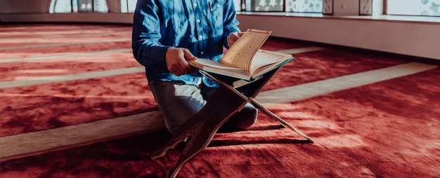 Un musulmán lee el sagrado libro islámico Quraqn en una gran mezquita moderna durante el mes sagrado musulmán de Ranazan.