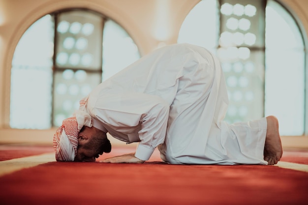 Un musulmán orando en una mezquita moderna durante el sagrado mes musulmán del Ramadán.