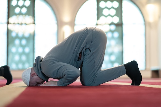 un musulmán realiza namaz, un hombre realizando sajdah en namaz