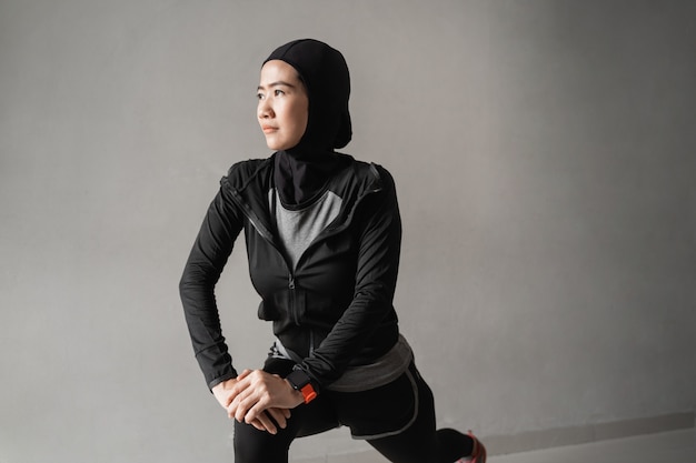 Foto musulmanas jóvenes vistiendo ropa deportiva hijab haciendo estiramientos