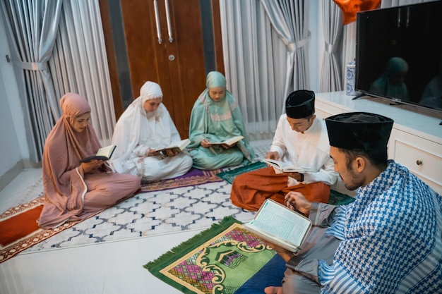 Los musulmanes se reúnen para leer el Sagrado AlQuran durante la recitación