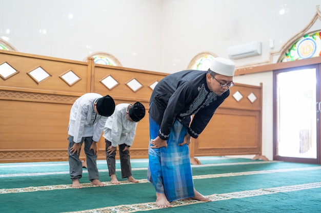 Musulmanes rezando en la mezquita