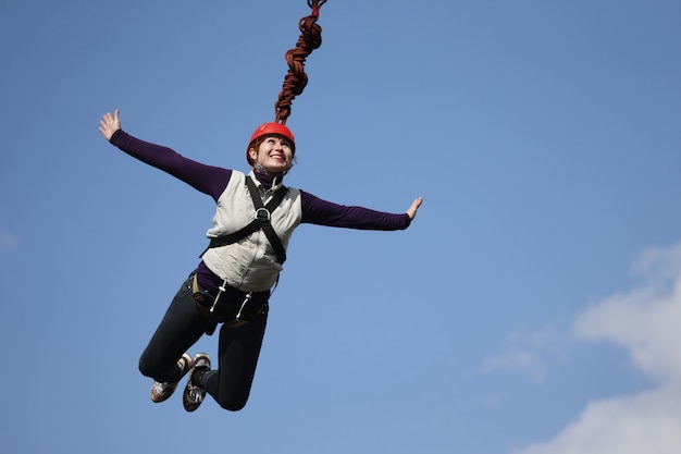 Foto mutige frau, die mit einem seil springt. verrücktes hobby einer älteren frau