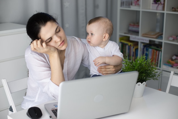 Mutter arbeitet neben ihrem kleinen Sohn