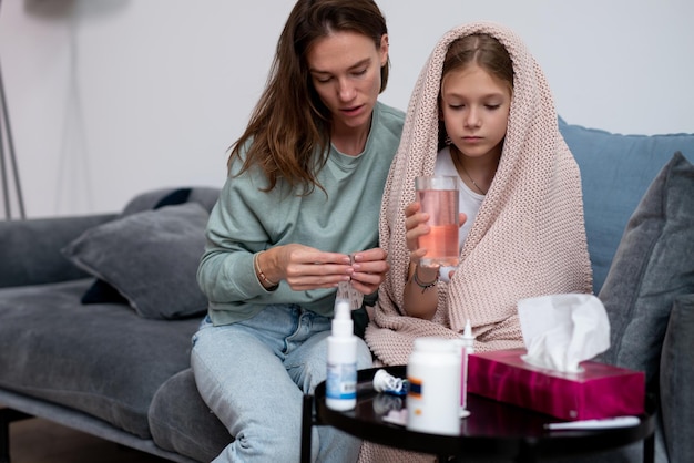 Mutter behandelt kranke Tochter zu Hause wegen Erkältung