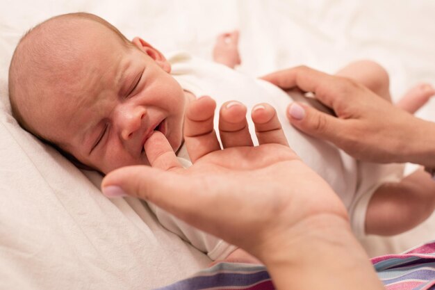 Mutter bereitet ihr neugeborenes baby auf das stillen vor