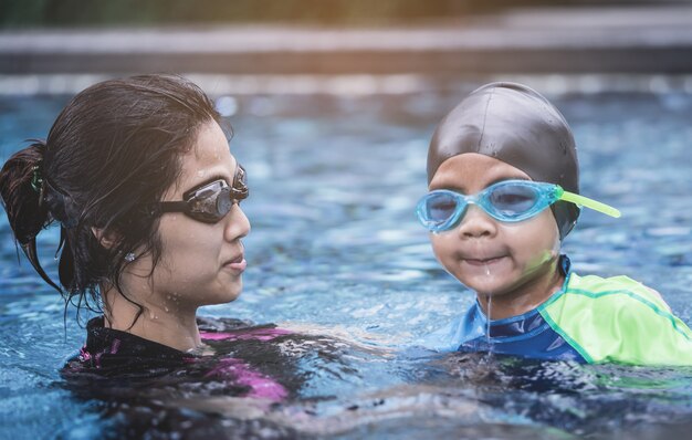 Mutter bringt ihrem Sohn das Schwimmen bei