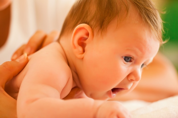 Mutter, die Baby in der Hand hält