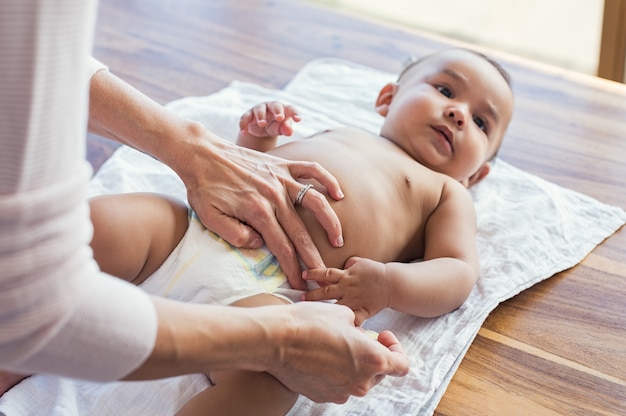 Foto mutter, die babywindel wechselt