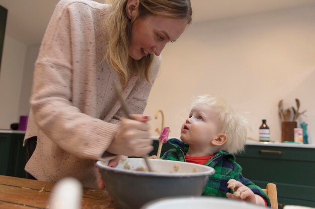 Foto mutter, die den jungen zu hause füttert