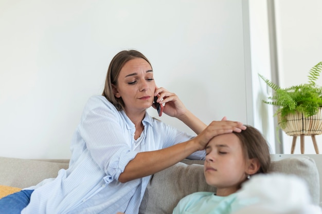 Mutter, die die Temperatur ihres kranken Kindes misst. Krankes Kind mit hohem Fieber im Bett und Mutter mit Thermometer. Mutter mit Handy, die beim Arzt anruft