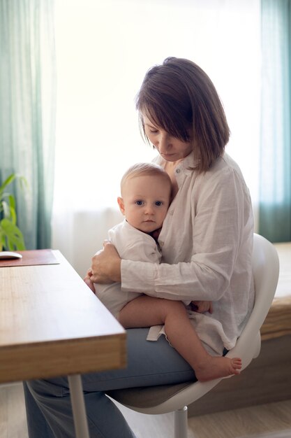 Foto mutter, die ihr baby stillt