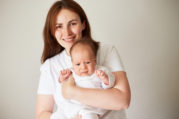 Mutter, die ihr neugeborenes Baby hält Startseite Porträt des neugeborenen Babys und der Mutter Zeit miteinander genießen