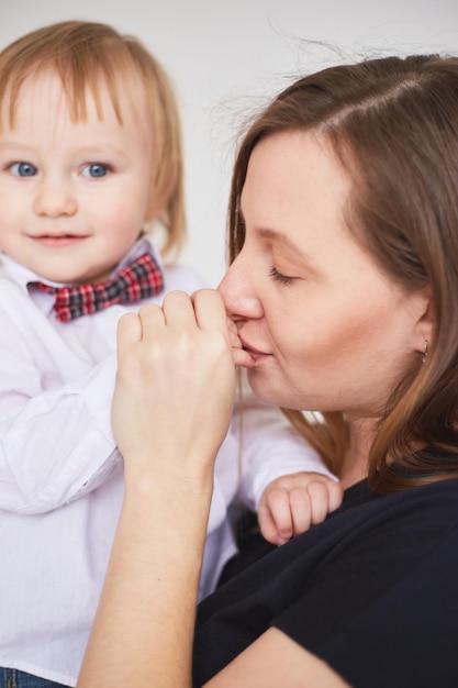 Mutter, die ihren Sohn hält Frau und Junge entspannen und spielen auf weißem Hintergrund Familie Mutterschaft Zärtlichkeit Elternschaft Verantwortung Konzept