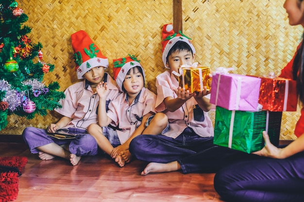 Mutter, die Kindern im Weihnachtsfest Geschenke gibt.