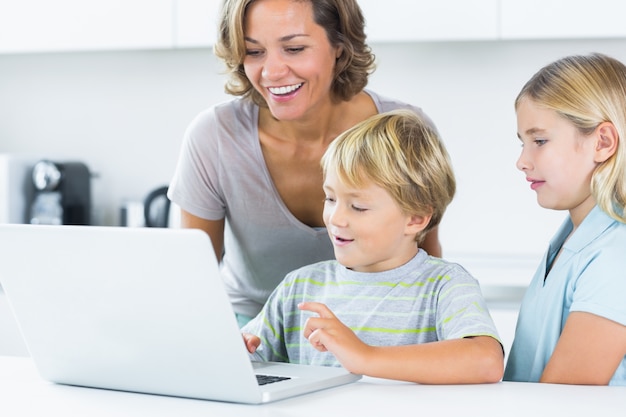 Mutter, die Laptop mit ihren Kindern verwendet