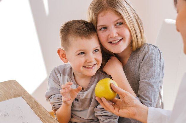 Foto mutter, die mit ihren schönen kindern genießt