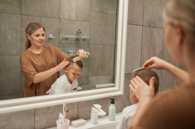 Mutter, die sich um den kleinen Jungen kümmert