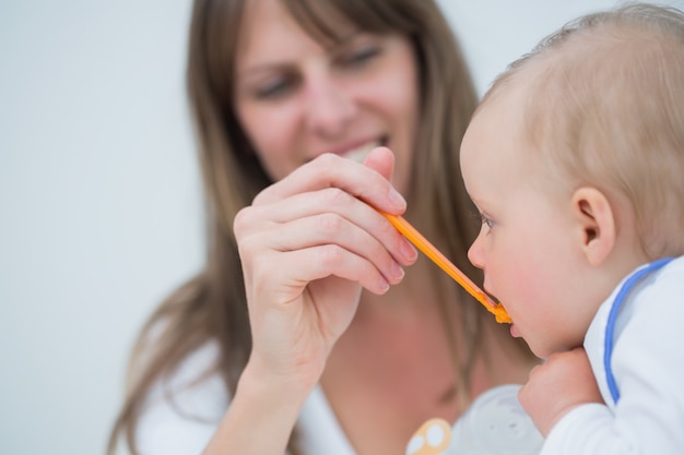 Mutter, die zu einem Baby einzieht