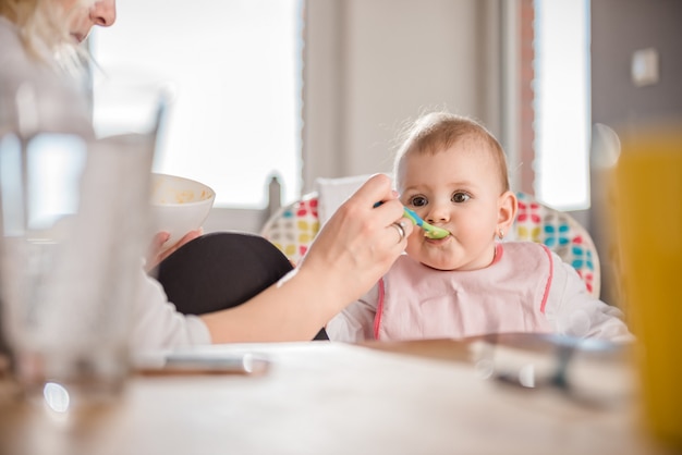 Mutter füttert Baby