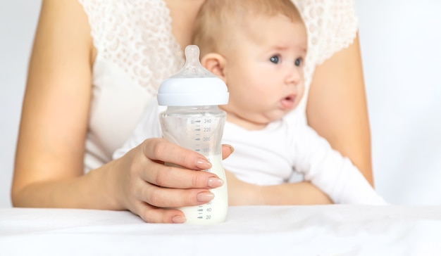 Mutter füttert das Baby aus einer Flasche