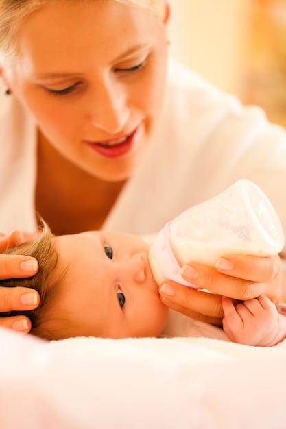 Foto mutter füttert das baby