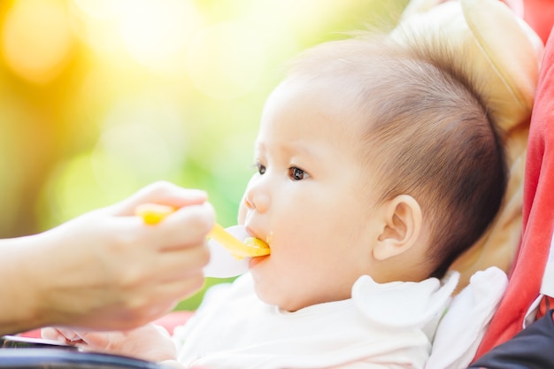 Mutter füttert ihr 7 Monate Baby.