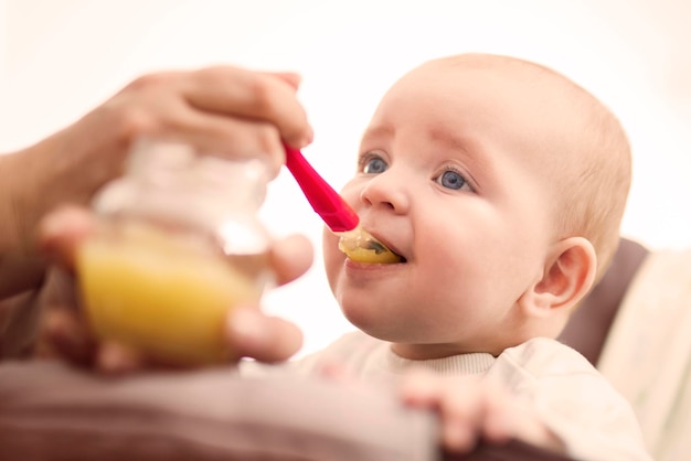 Mutter füttert ihr Baby