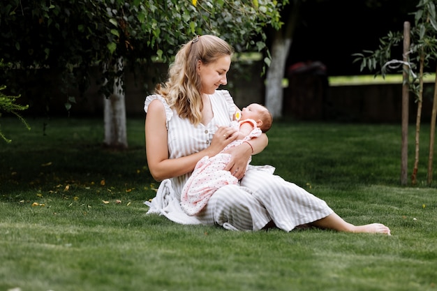 Mutter hält ihr Baby draußen