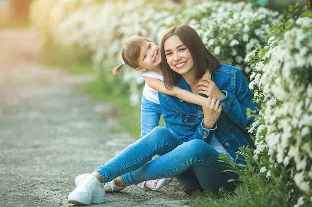 Mutter hält ihre kleine Tochter