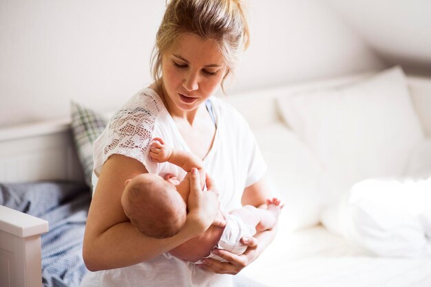 Mutter hält kleines Baby zu Hause