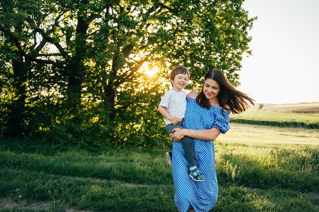 Mutter hält Sohn auf ihren Armen