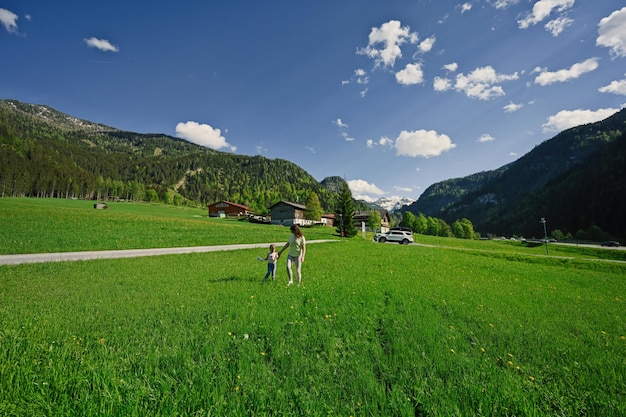 Mutter Händchen haltend Tochter und Wandern in Almwiese bei Untertauern Österreich