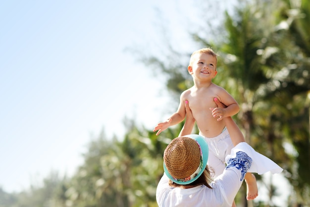 Mutter hat Spaß am Strand mit ihrem kleinen Sohn