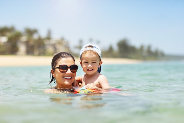 Mutter hat Spaß am Strand mit ihrem kleinen Sohn