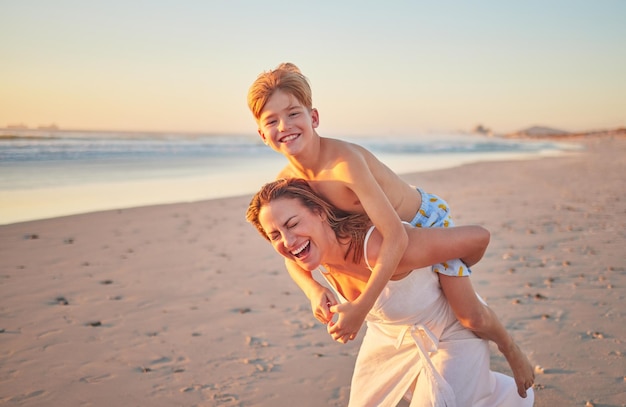 Mutter, Kind und Huckepack am Strand im Sommerurlaub zu Fuß im Meeressand Frau aus Australien mit Sohn am Meer Mama glückliches Kind und Sonnenuntergang Familienzeit mit Wasser Freiheit und Spaß im Urlaub