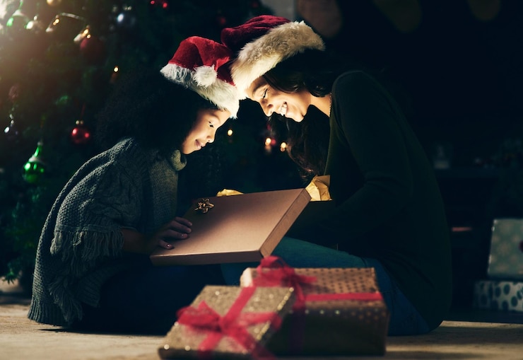 Foto mutter kind und öffnen weihnachtsgeschenk zusammen in der nacht aufgeregt und glücklich, urlaub mit geschenken zu feiern weihnachtsbaum frau mit kleinem mädchen und geschenken auf dem boden glückliche überraschung zu hause