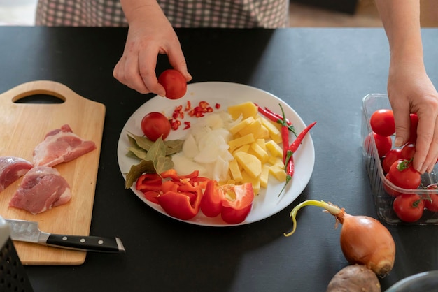 Mutter kocht traditionelle Hausmannskost b