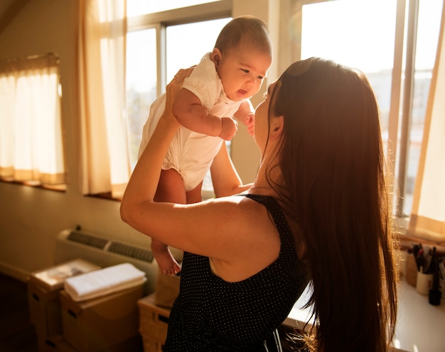 Mutter kümmert sich um ihr Baby.