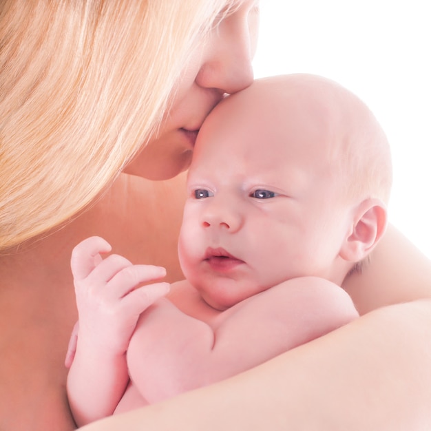 Mutter küsst ihr Baby, Nahaufnahme Porträt